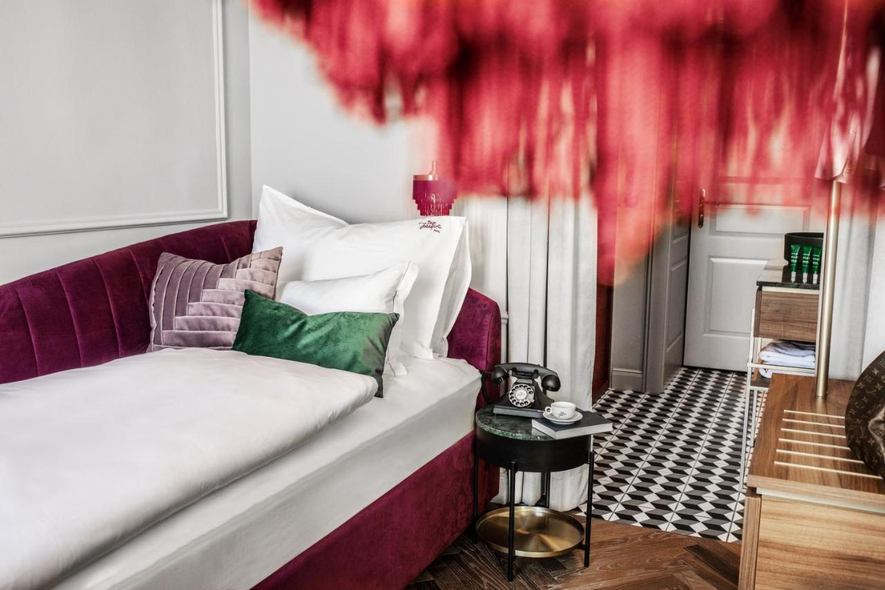 Hotel Josefine Wina Bagian luar foto