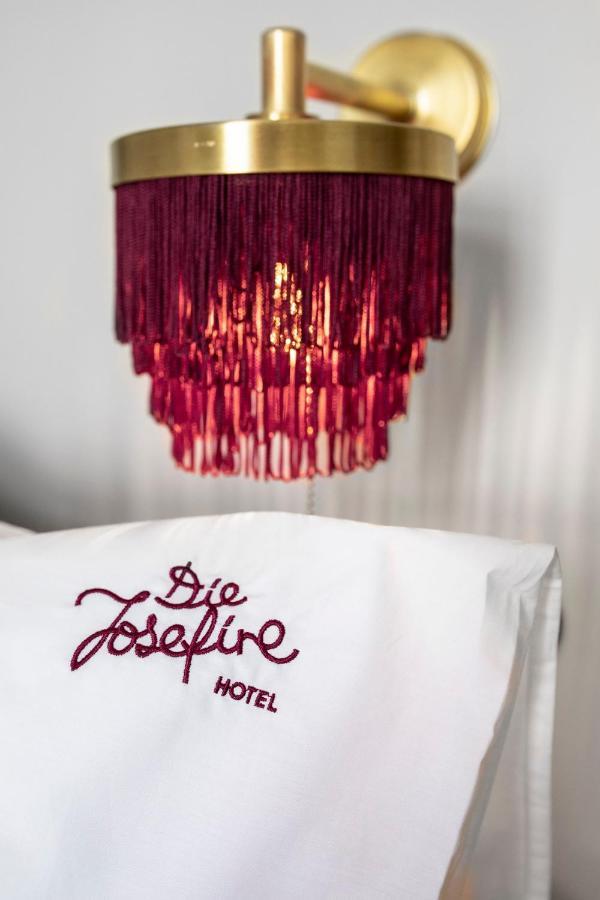 Hotel Josefine Wina Bagian luar foto