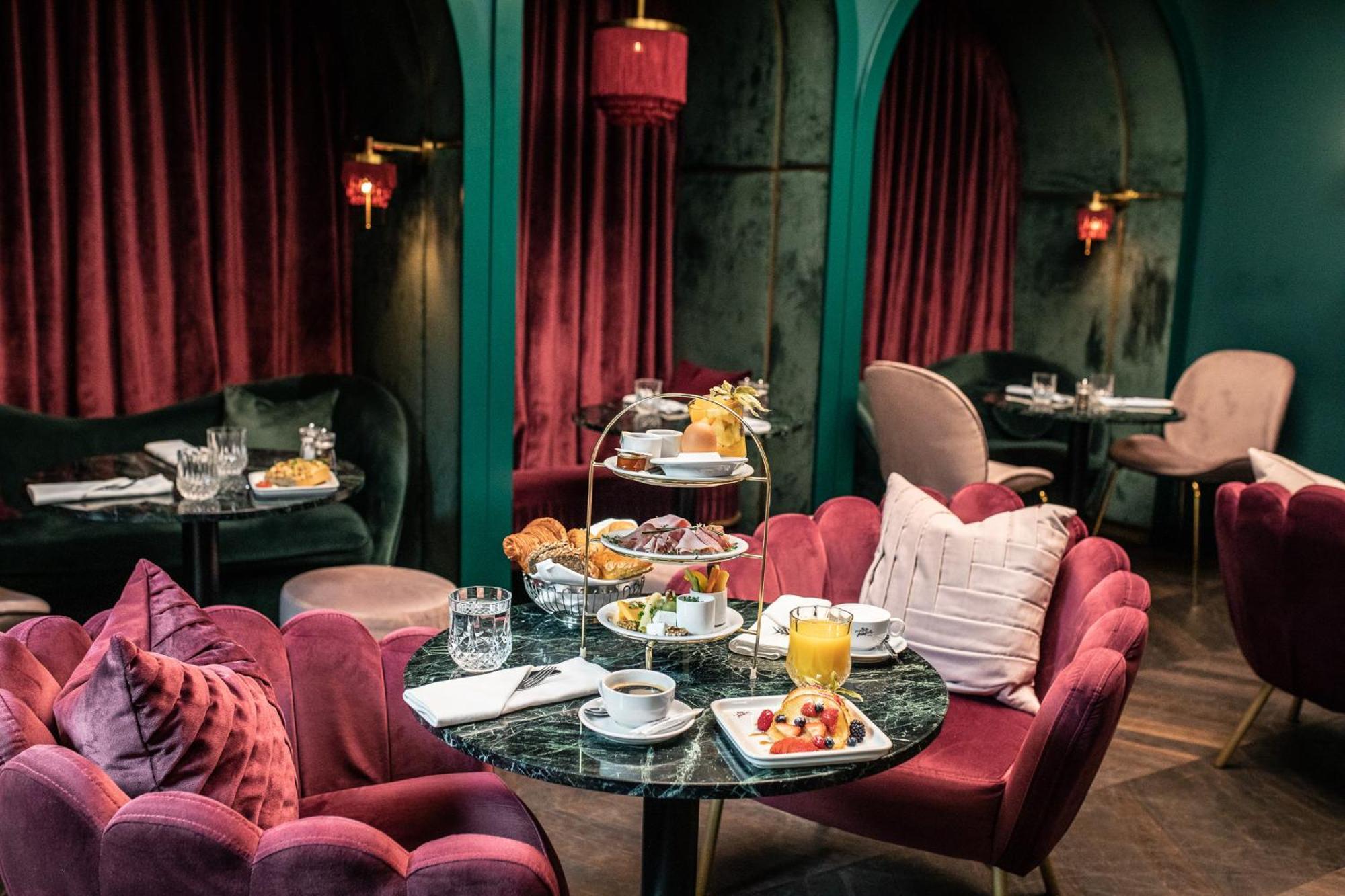 Hotel Josefine Wina Bagian luar foto